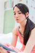 © Ni_photo - 部屋で本を読む女性