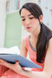 © Ni_photo - 部屋で本を読む女性