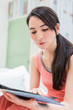 © Ni_photo - 部屋で本を読む女性