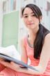 © Ni_photo - 部屋で本を読む女性