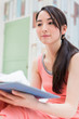 © Ni_photo - 部屋で本を読む女性