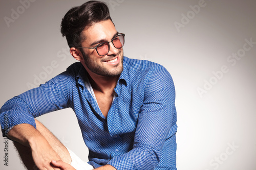 Fotografía Retrato de un hombre de moda hermoso que sonríe