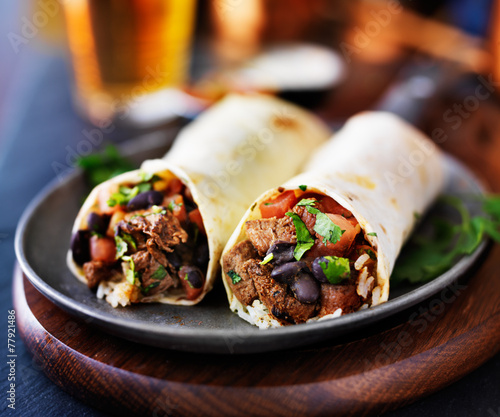 Fotografía mexican beef burritos with beer in background