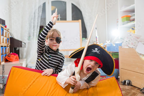 Plakat dzieci bawią się piratami