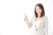 © naka - 指差す女性