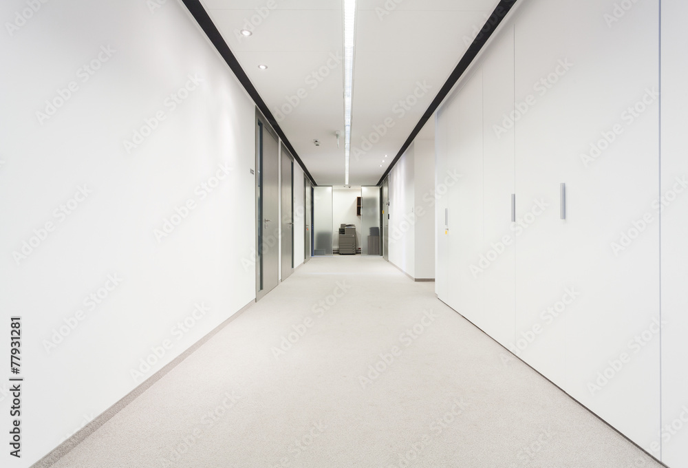 Long corridor in office building - obrazy, fototapety, plakaty 