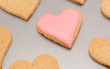 © sarahdoow - Close-up of an iced heart-shaped biscuit for Valentine's Day