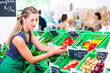 Supermarkt Angestellte füllt Regale auf