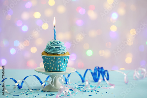 Obraz na plátne Delicious cupcake on table on light background