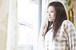 © milatas - カーテンの前に立つ女性