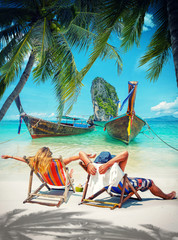 Canvas Print - Couple of tourists on the beach