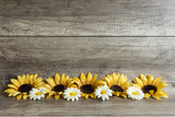 Fototapeta Kwiaty - Słoneczniki na drewnianej teksturze