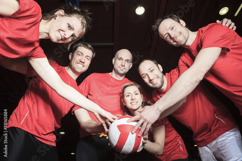 Foto Eine große Mannschaft des Volleyballs, der im Rot trägt