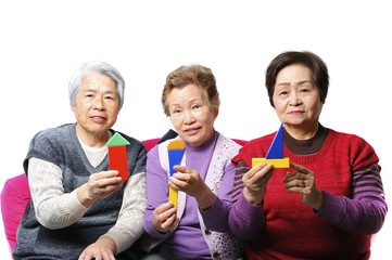 Wall Mural - 積み木を持って遊んでいる3人の高齢者の女性