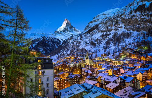 Fotografía  Aerial View on Zermatt Valley and Matterhorn Peak at Dawn, Switz