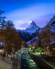 Fototapete - Zermatt Ski Resort and Matterhorn Peak in the Evening, Switzerla