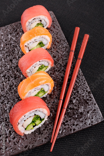 Naklejka samoprzylepna Roll sushi z łososia i tuńczyka