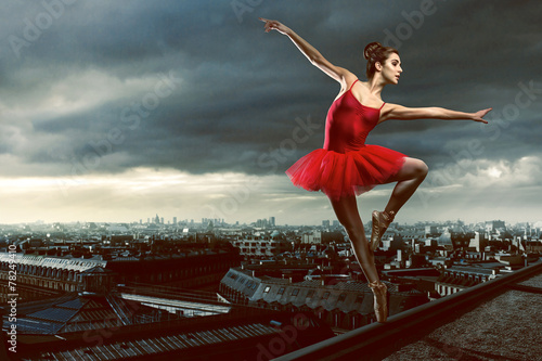 tancerka-baletu-ubrana-na-czerwono