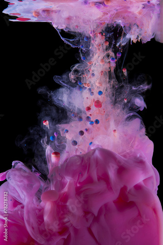 Obraz na płótnie canvas Magenta atrament pod wodą, na białym tle na czarnym tle.