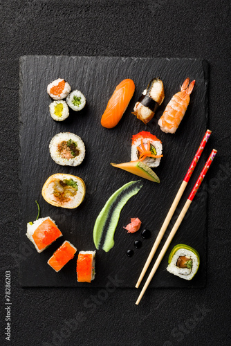 Naklejka samoprzylepna Sushi na czarny kamień płytki na widoku z góry tabeli kamienia