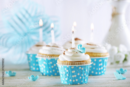 Fotografia, Obraz Delicious birthday cupcakes on table on light background