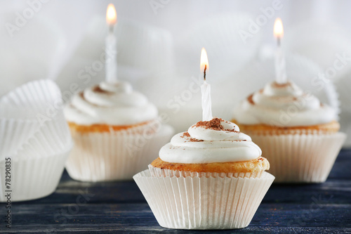 Fotografia, Obraz Delicious birthday cupcakes on table on light background