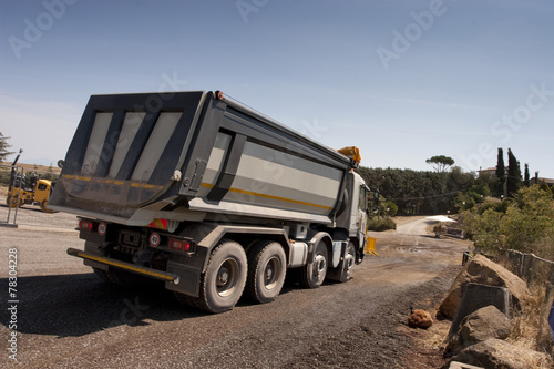 Zdjęcie XXL Ciężarówka i spychacz pracują w kamieniołomie