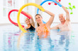 Leute bei Aquarobic Fitness im Wasser