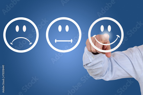 Fotografía El hombre de negocios beim abgeben einer mit Bewertung lachendem Smiley