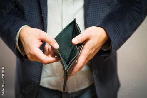 Cuadros en Lienzo Bankruptcy - Business Person holding an empty wallet