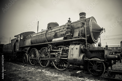 czarno-biala-fotografia-lokomotywy-parowej