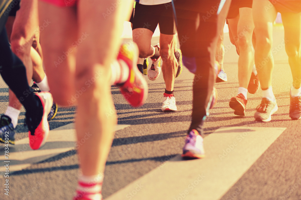 marathon runner legs running on city street - obrazy, fototapety, plakaty 