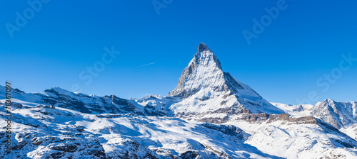 Fotomural  Panorama view of Matterhorn on a clear sunny day