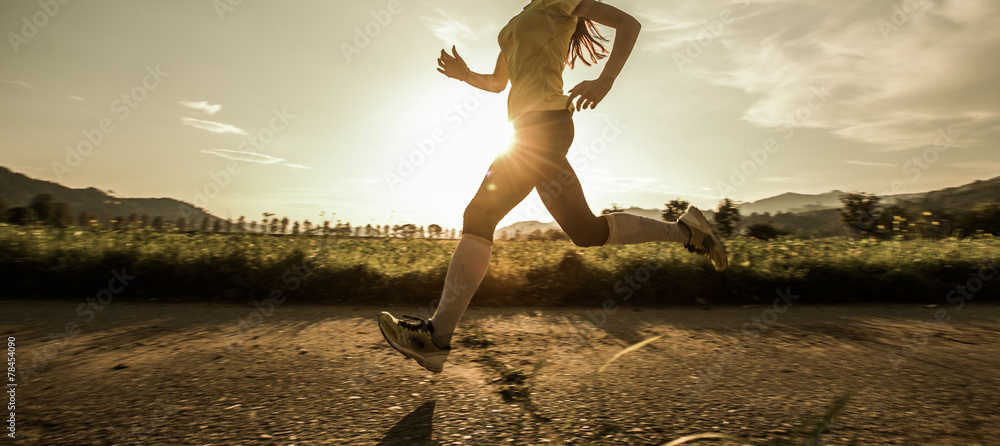 Fit woman running fast - obrazy, fototapety, plakaty 