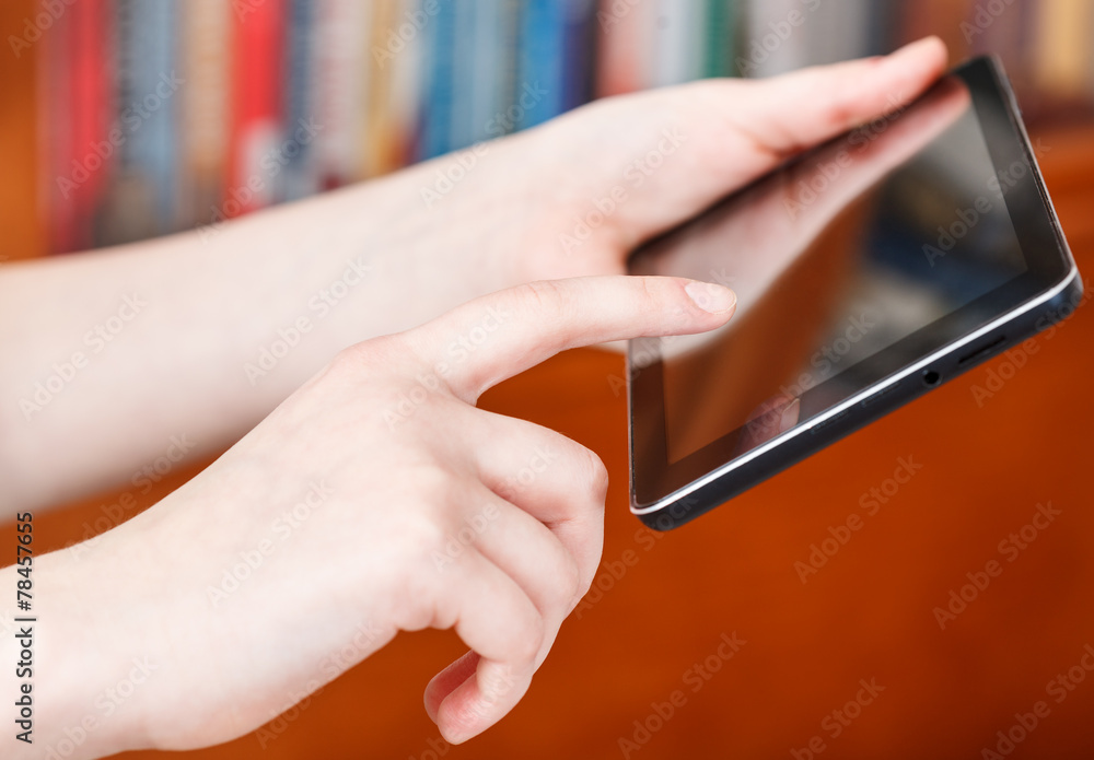 finger clicking touchpad screen in library - obrazy, fototapety, plakaty 