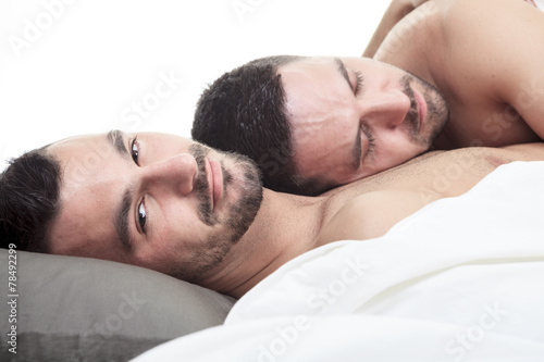 Fotografie, Obraz Homosexuální pár onder posteli v studio bílý