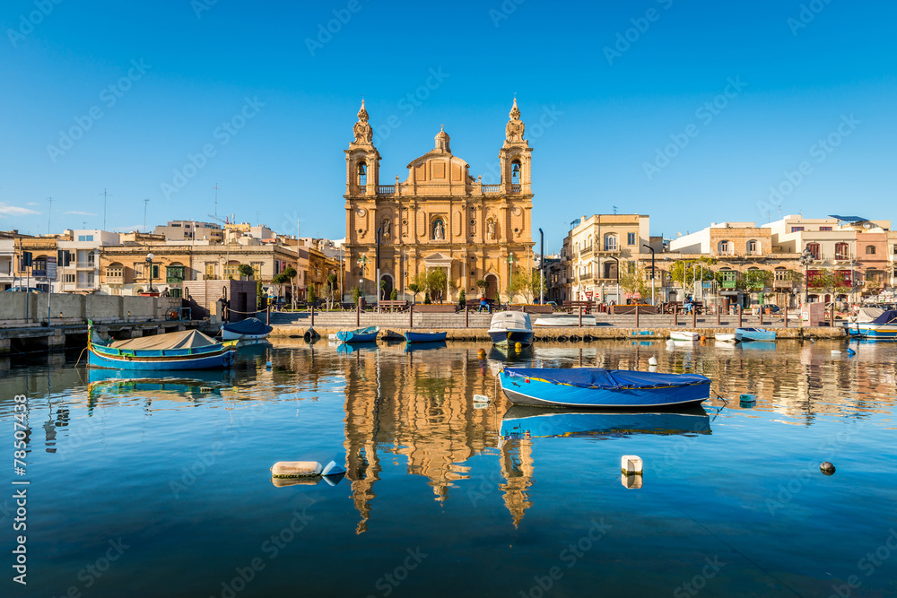 L'église Stella Maris, d'inspiration baroque et ses bateaux de pêche à Msida, Malte	 - obrazy, fototapety, plakaty 