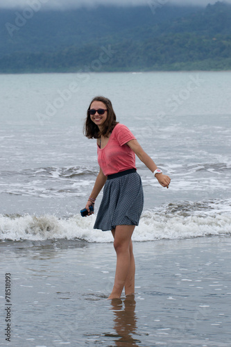 Jeune Fille Souriante à La Plage Pacifique Costa Rica