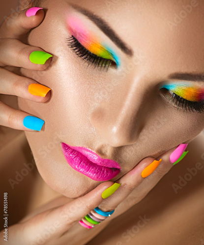 Obraz w ramie Beauty girl portrait with vivid makeup and colorful nailpolish