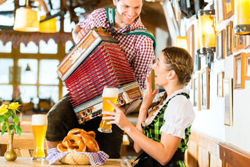 Wall Mural - Musikant spielt im Bayrischen Restaurant Akkordeon 