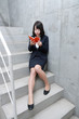 © Eiki Photography - 階段で読書をする女性