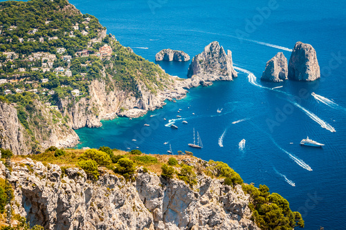 capri-faraglioni-w-morzu-srodziemnym-wlochy-neapol