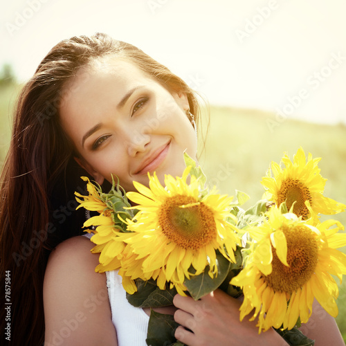 Naklejka na szybę Young beautiful woman enjoying summer, youth and freedom, holdin