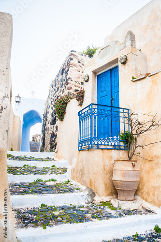 Fototapeta na wymiar Old street in Pyrgos village