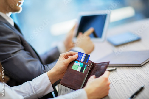 Fotografía Woman shopping using the purse pulls out a credit card