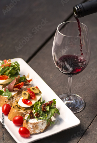 Naklejka na szybę Sandwiches on a plate and wine splash