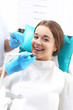 Przegląd dentystyczny, kobieta u stomatologa