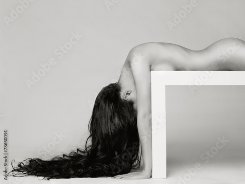 Elegant dame nue avec de longs cheveux sains Poster Mural XXL