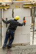 © dietwalther - Maurer mauert auf Baustelle