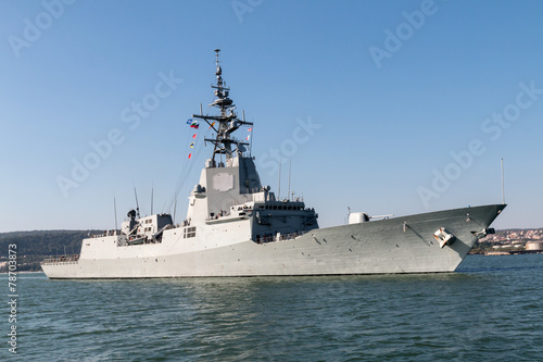 statek-marynarki-wojskowej-na-morzu